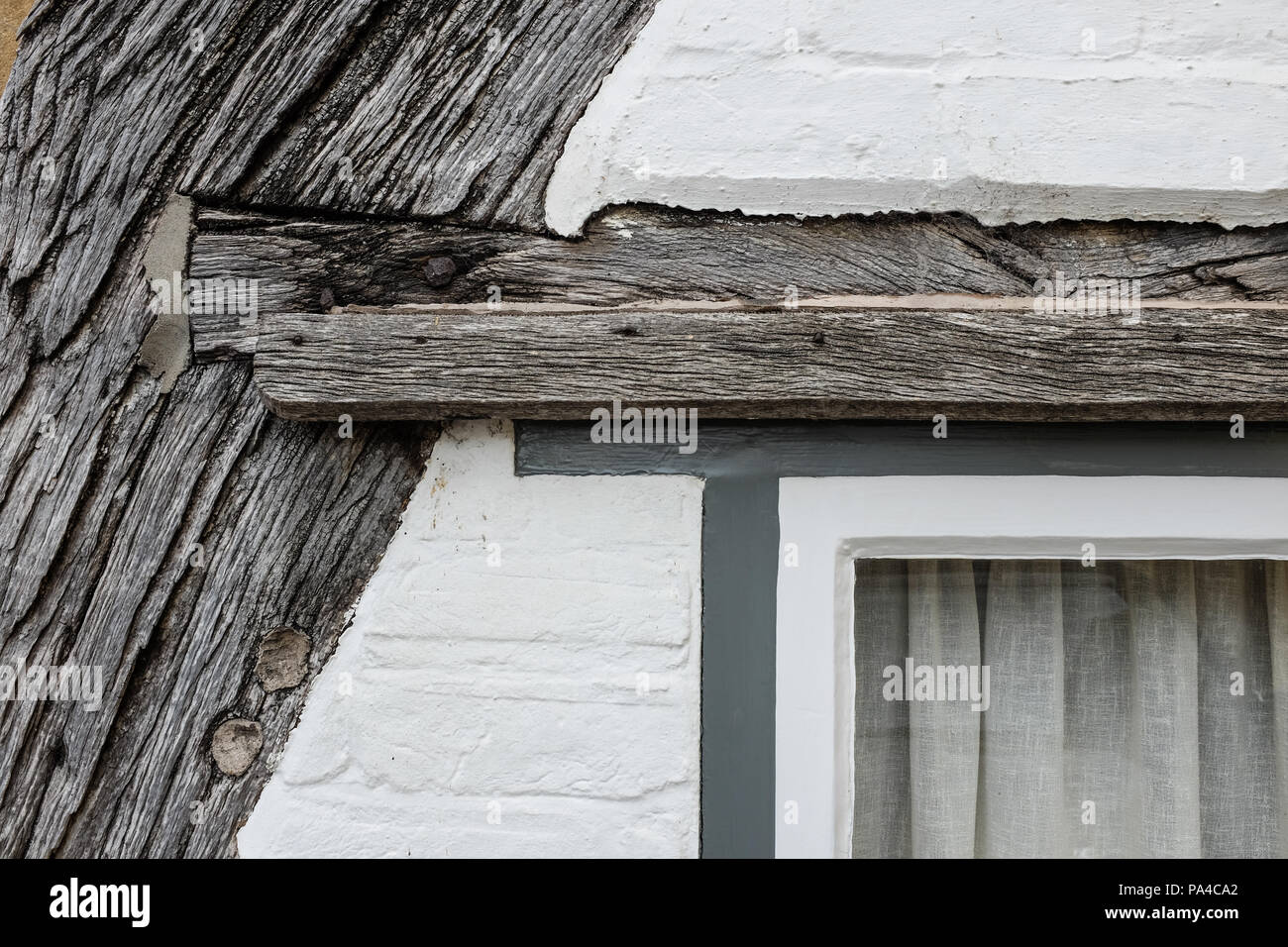 Un joint en bois à l'extérieur d'un vieux cottage en Angleterre. Banque D'Images