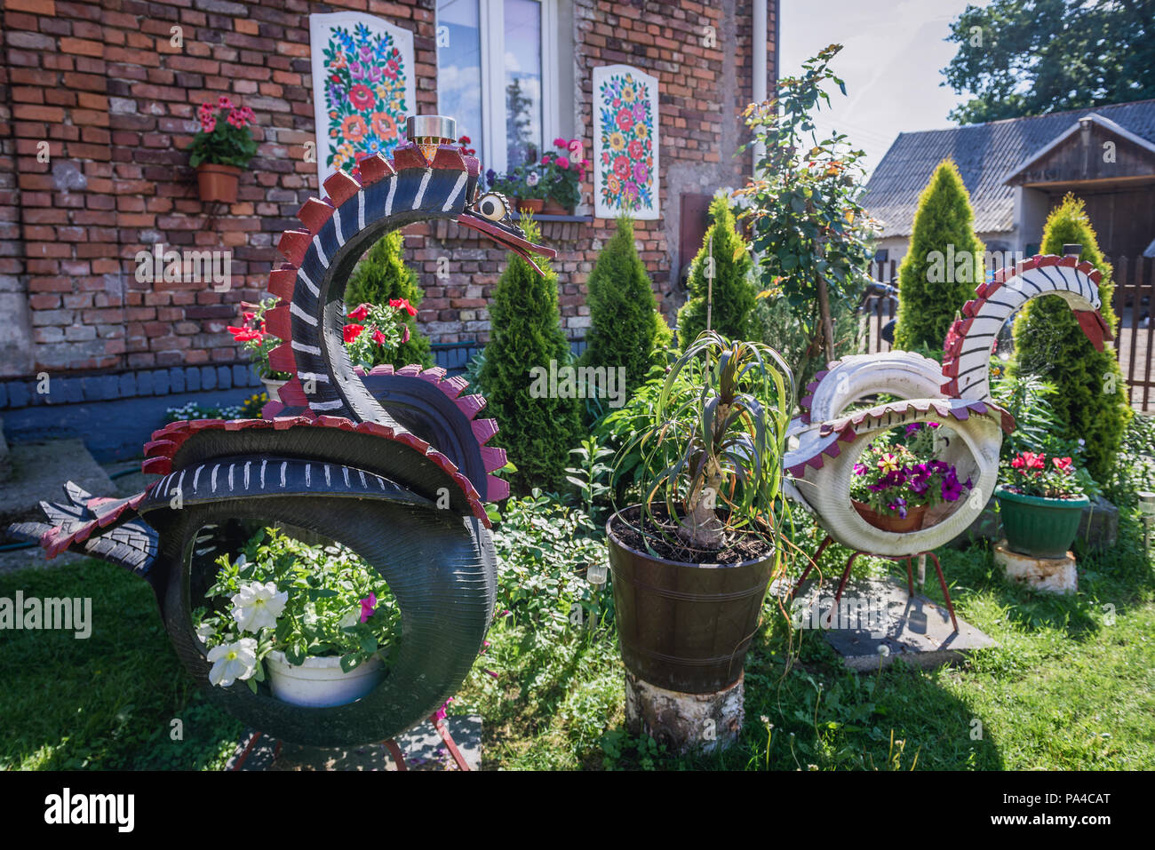 La figure fait de vieux pneus dans Zalipie village de Pologne, connu pour sa tradition locale de peintures florales rendue célèbre par l'artiste folklorique Felicja Curylowa Banque D'Images