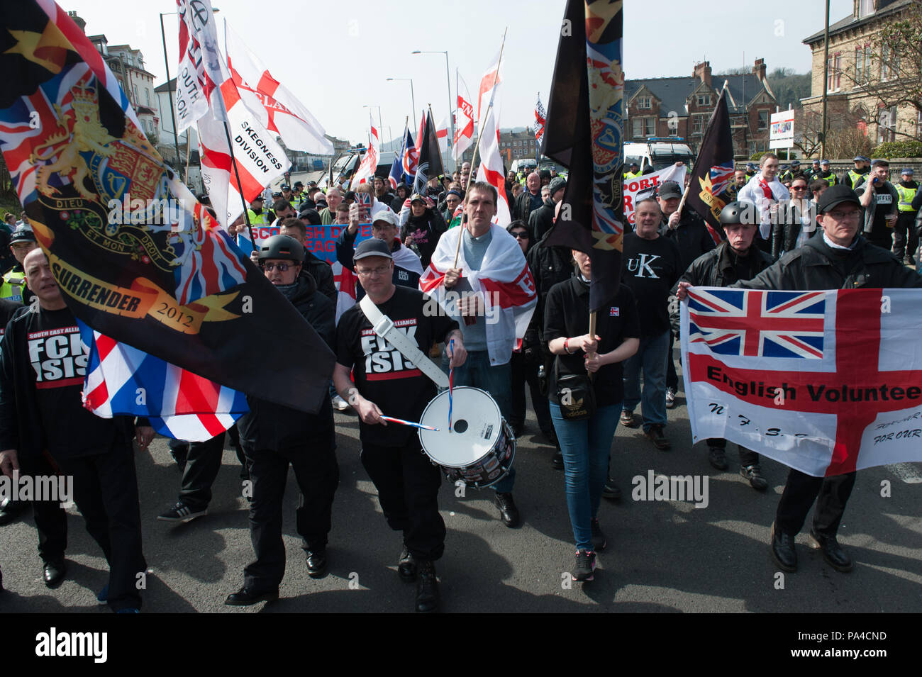 Dover, Kent, UK. 2 avril, 2016. Des échauffourées éclatent entre les anti-fascistes et de la police en tant que membres de l'extrême droite attendre de passer par sur leur mars à mai Banque D'Images