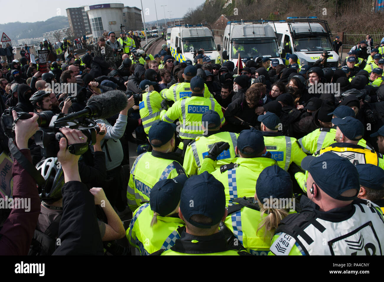 Dover, Kent, UK. 2 avril, 2016. Des échauffourées éclatent entre les anti-fascistes et de la police en tant que membres de l'extrême droite attendre de passer par sur leur mars à mai Banque D'Images