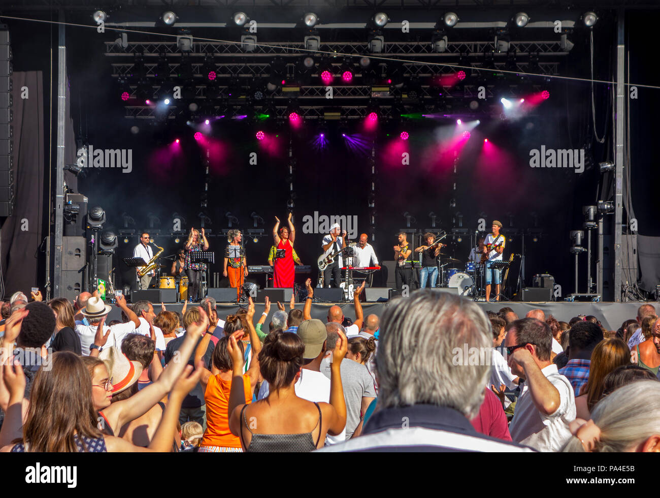 Regarder la foule des performances de musique du monde par Banda del Mundo au cours de la Gentse Feesten / Festival de Gand, festivités estivales à Gand, Flandre orientale, Belgique Banque D'Images