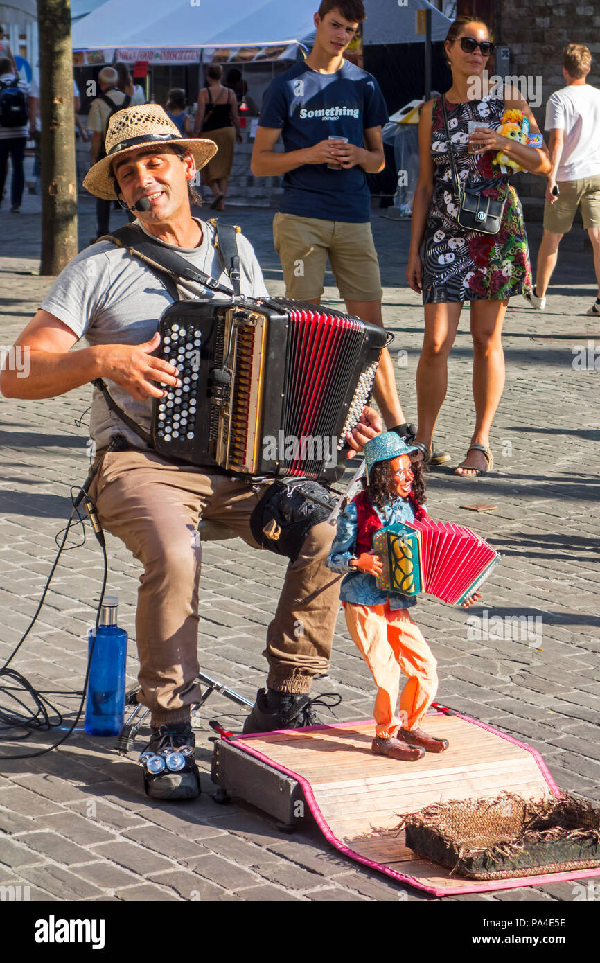 Musicien ambulant / street performer à la poupée à l'accordéon au cours de la Gentse Feesten / Festival de Gand, festivités estivales à Gand, Flandre orientale, Belgique Banque D'Images