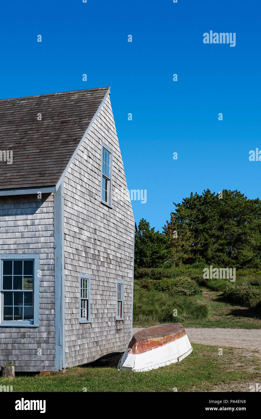 Voile et un hangar à bateaux, Chatham, Cape Cod, Massachusetts, États-Unis. Banque D'Images