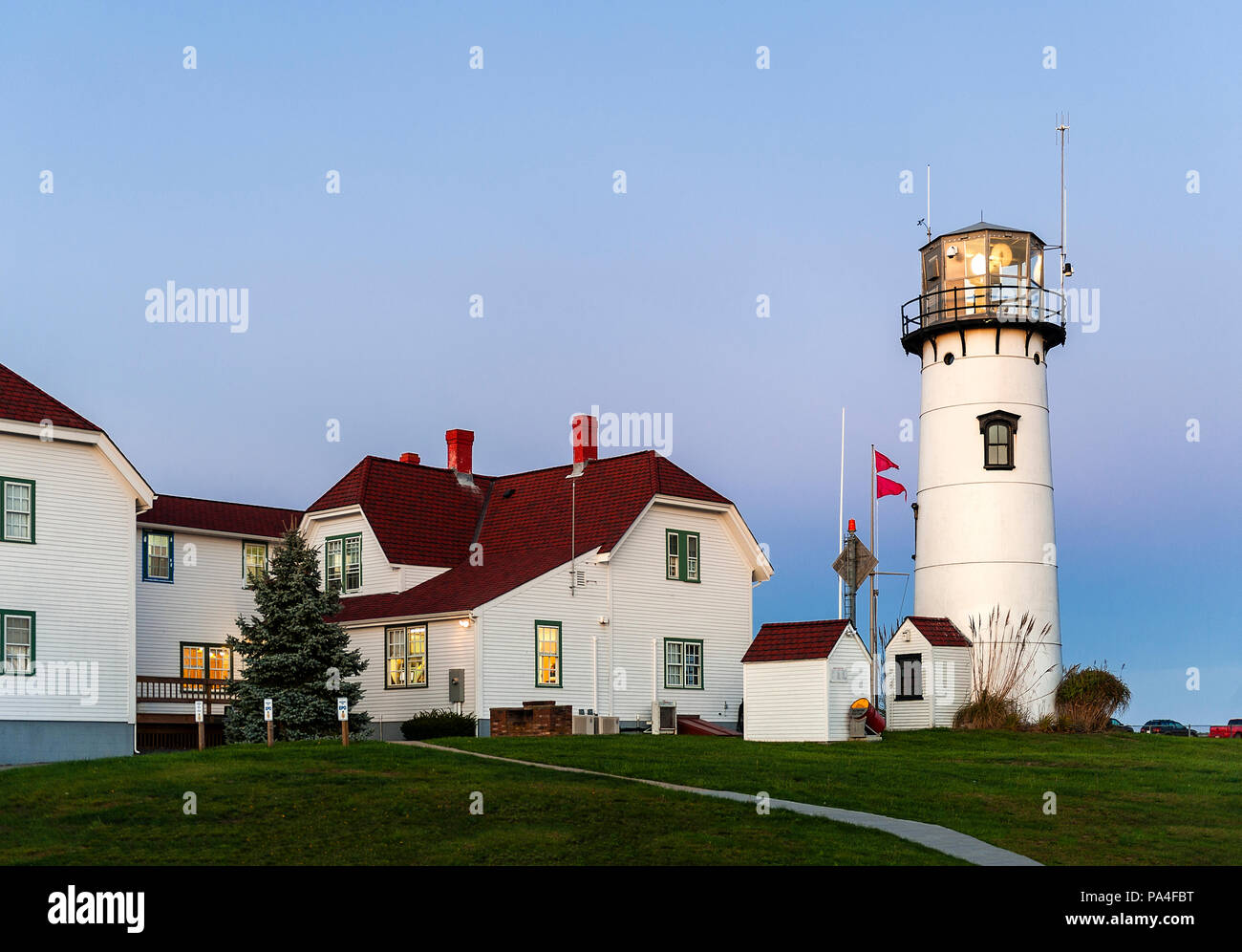 Le phare de Chatham et de la Garde côtière station, Chatham, Cape Cod, Massachusetts, USA. Banque D'Images