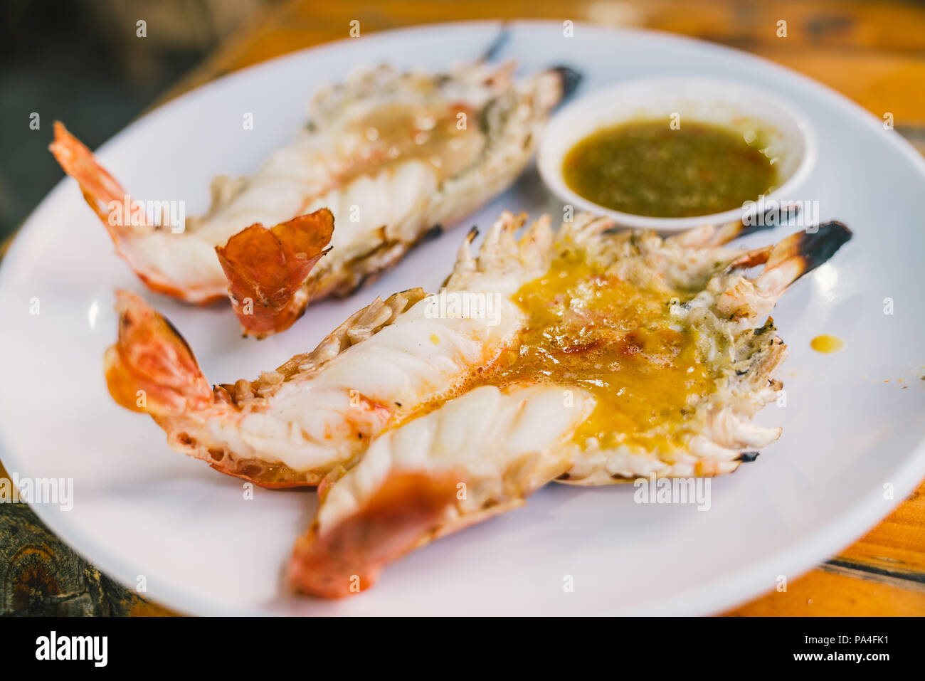 Rivière d'eau douce grillé deux crevettes géantes jumbo taille moyenne, servi avec sauce aux fruits de mer épicé thaï, la Thaïlande célèbre délicieux menu. Concept d'aliments exotiques asiatiques Banque D'Images