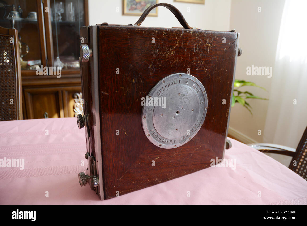 L'avant d'un grand format pliable Deardorff 8x10 ancien domaine analogique, l'appareil photo dans sa forme pliable avec poignée de transport, construit dans les années 1950. Banque D'Images