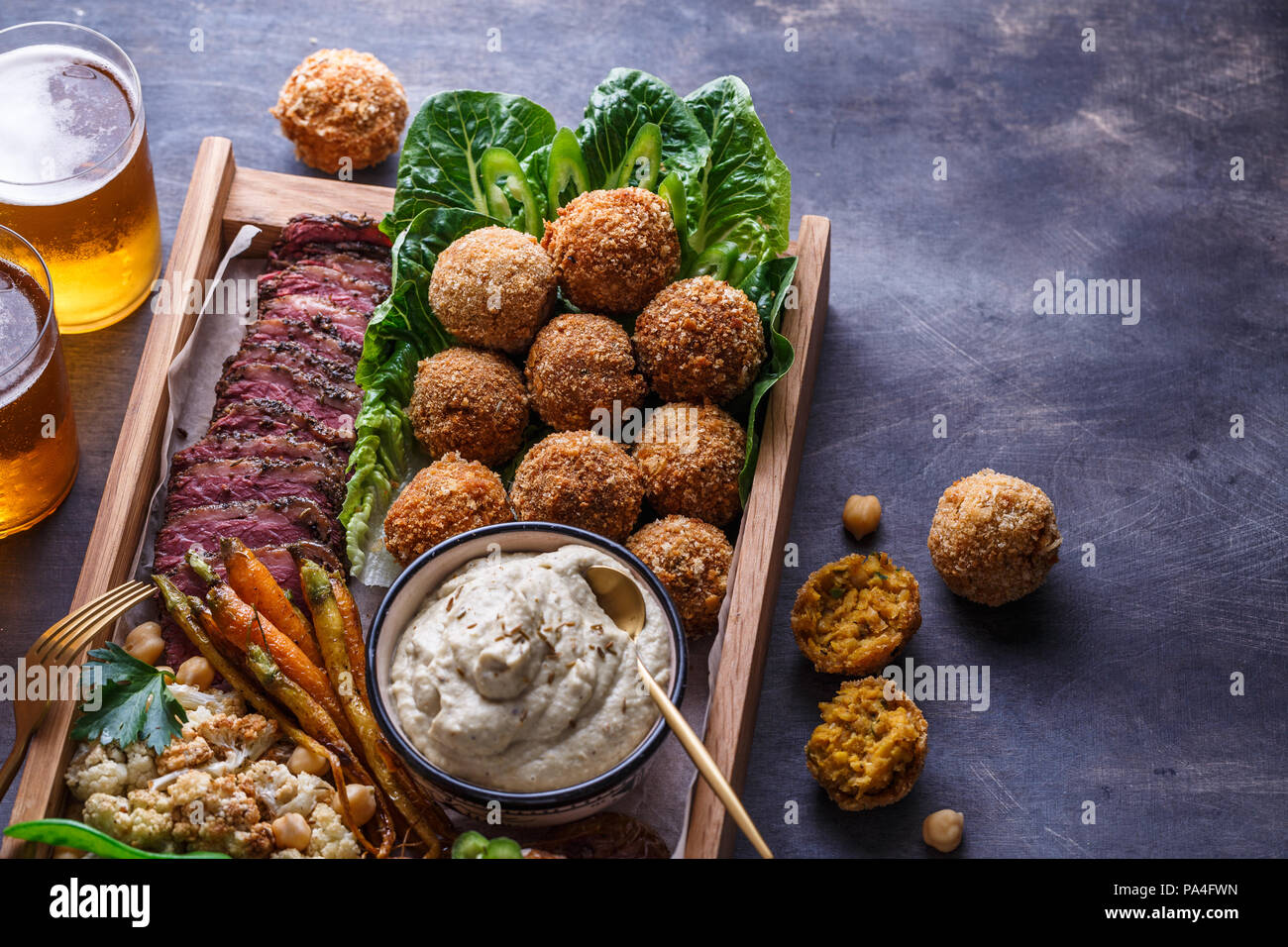Fermer la vue de falafel, babaghanoush et pastrami dans la boîte en bois, copyspace Banque D'Images