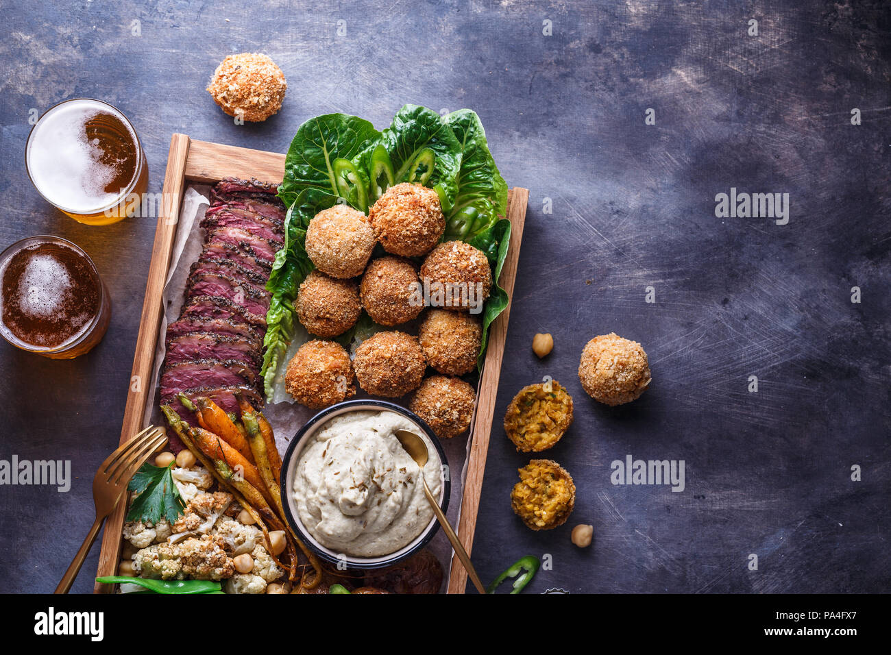 Fermer la vue de falafel, babaghanoush et pastrami dans la boîte en bois, copyspace Banque D'Images