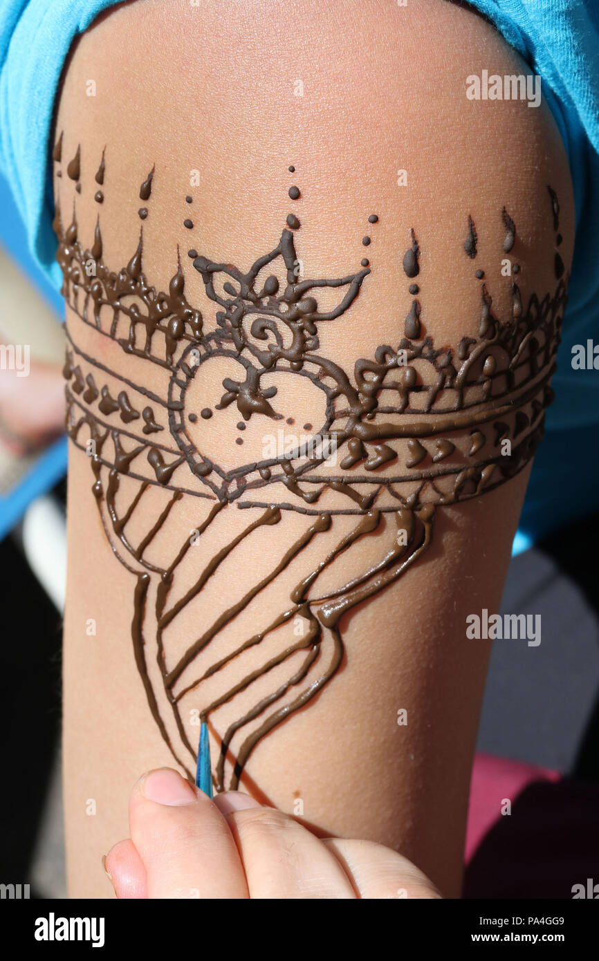 Tatouage au henné sur l'avant-bras Banque D'Images