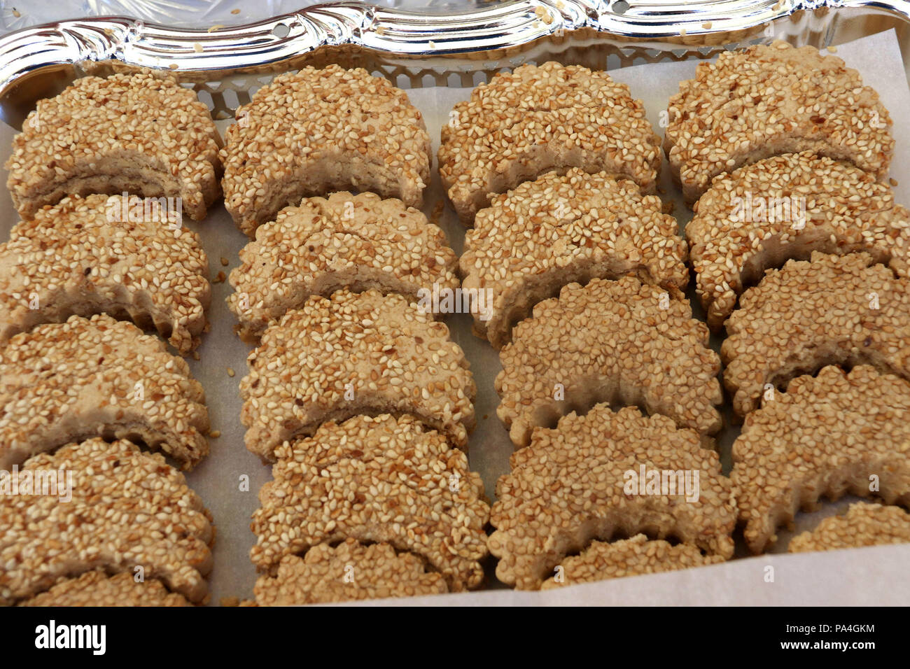 Les cookies en forme de croissant fait avec des sablés et recouverts de graines de sésame Banque D'Images