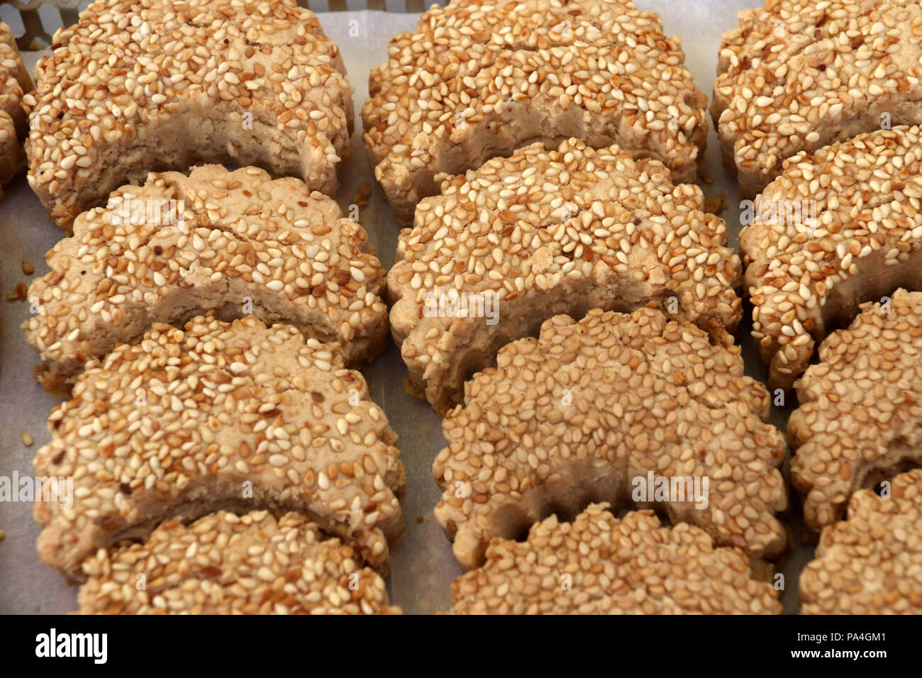 Les cookies en forme de croissant fait avec des sablés et recouverts de graines de sésame Banque D'Images