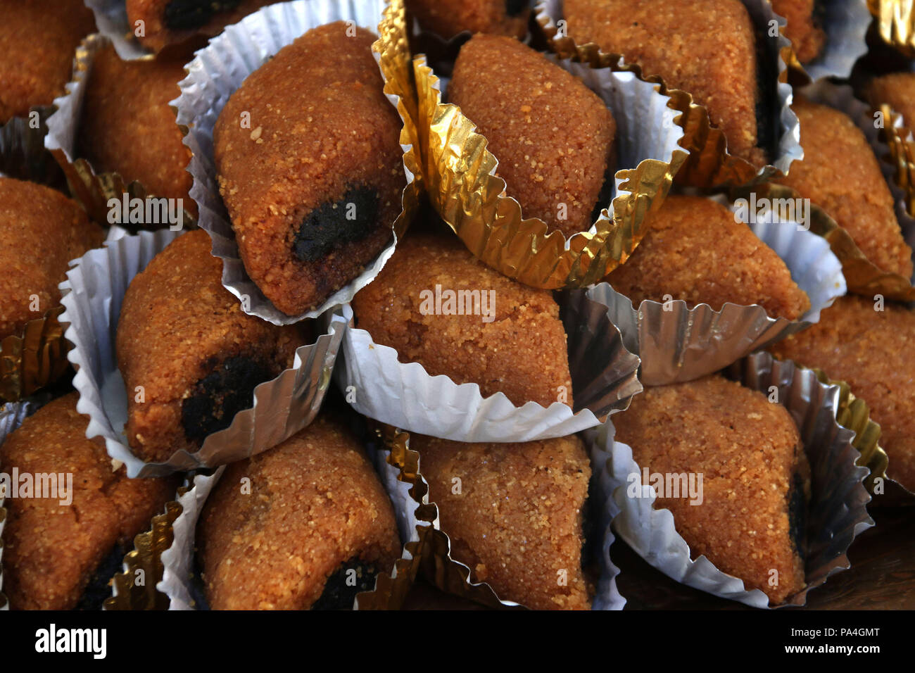 Makrout, de l'Afrique du Nord la semoule cookies remplis de pâte de dattes Banque D'Images