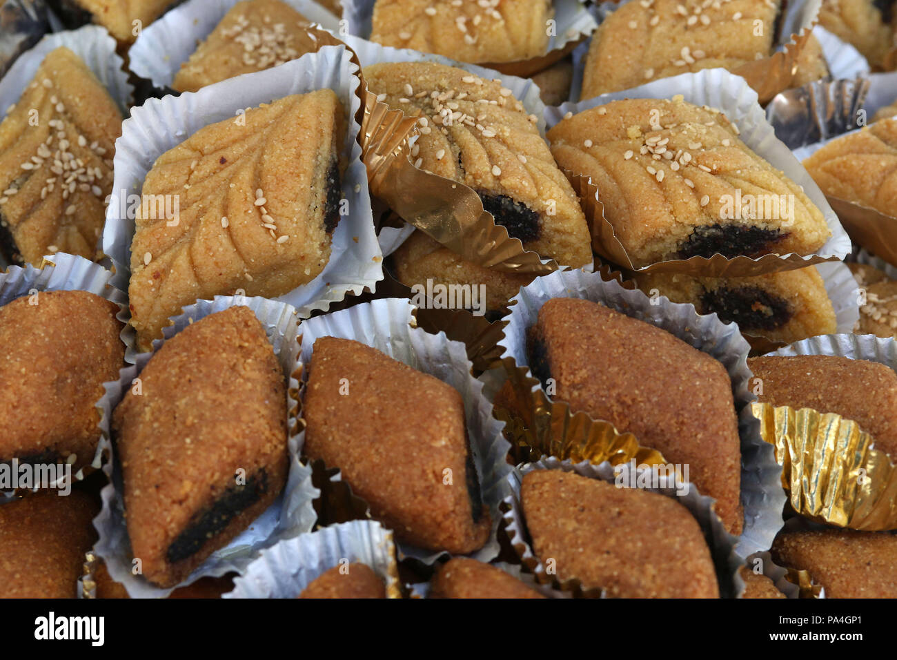 Makrout, de l'Afrique du Nord la semoule cookies remplis de pâte de dattes Banque D'Images