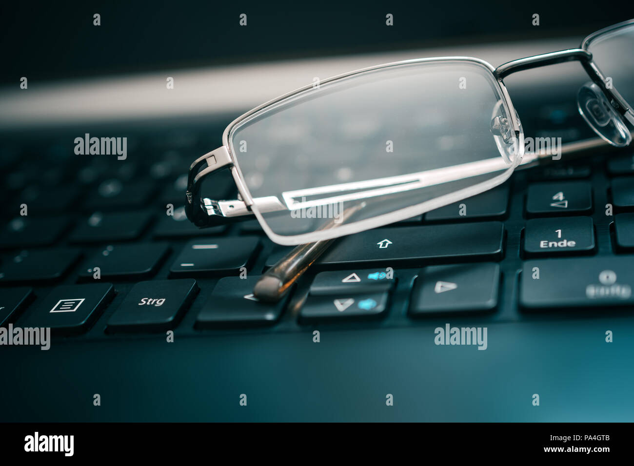 Les lunettes sombres de clavier de l'ordinateur Banque D'Images