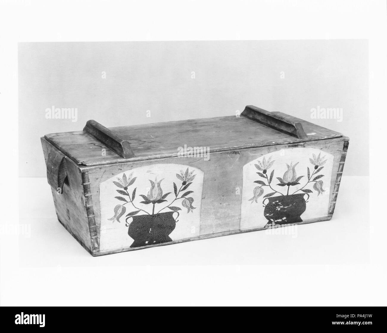 Fort. Culture : L'Américain. Dimensions : 10 1/4 x 28 1/2 x 14 1/4 in. (26 x 72,4 x 36,2 cm). Bouilloire : attribué à Christian Selzer (active ca. 1 780-1 800). Date : 1775-1820. Musée : Metropolitan Museum of Art, New York, USA. Banque D'Images