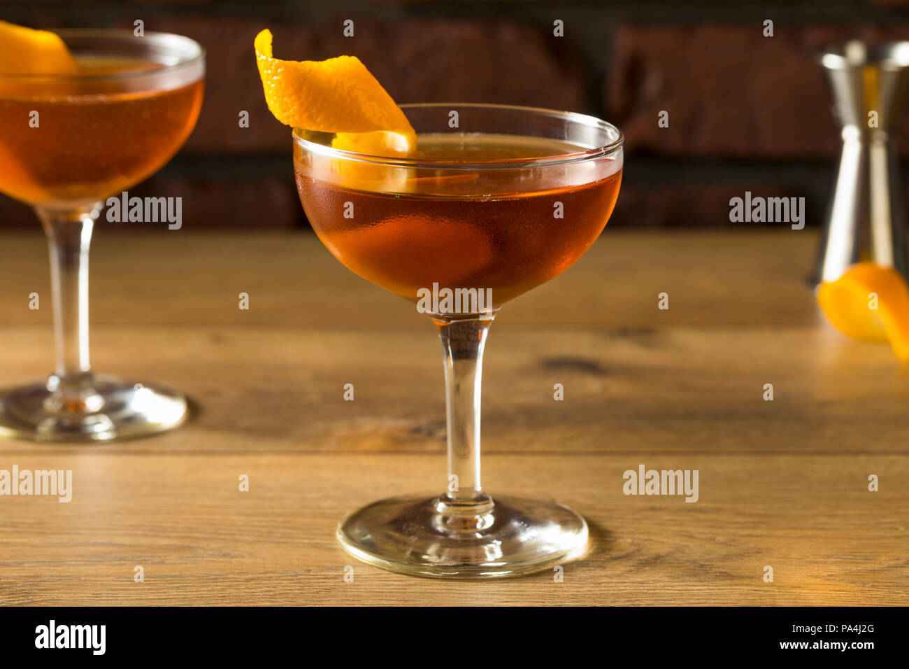 Boissons Martinez Cocktail avec Gin Vermouth et Orange Peel Banque D'Images