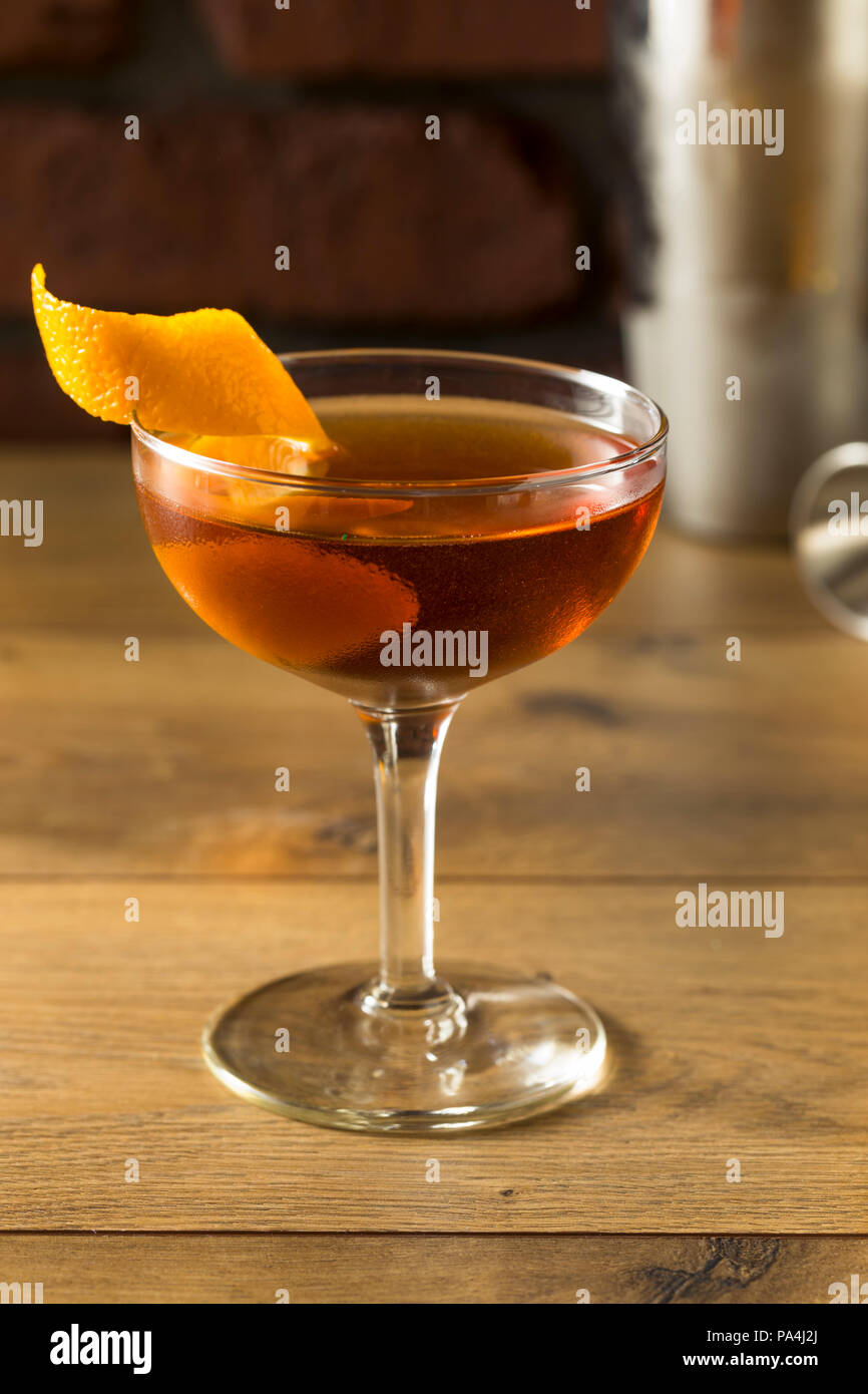Boissons Martinez Cocktail avec Gin Vermouth et Orange Peel Banque D'Images