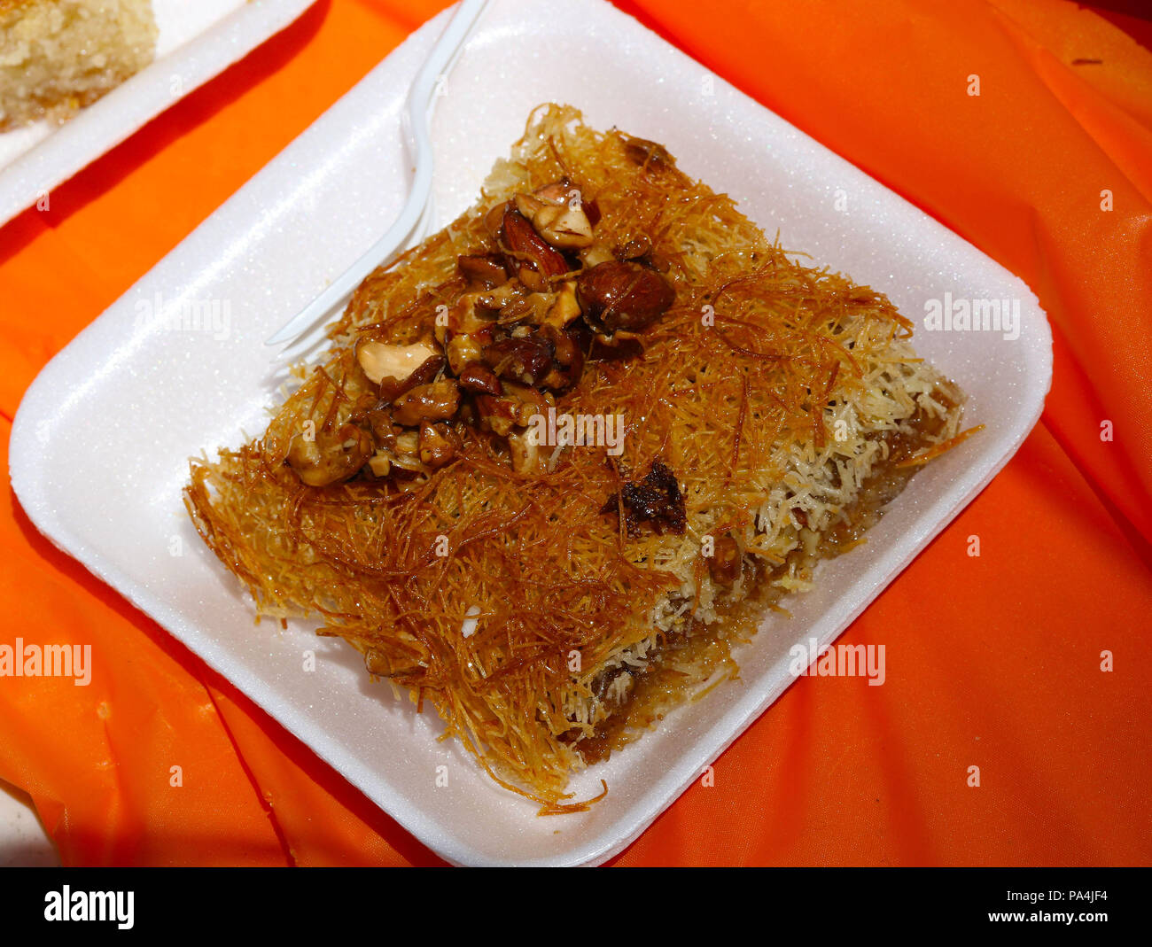 Kanafeh, un Palestinien dessert à base de pâte comme des nouilles et avec les écrous en couches Banque D'Images