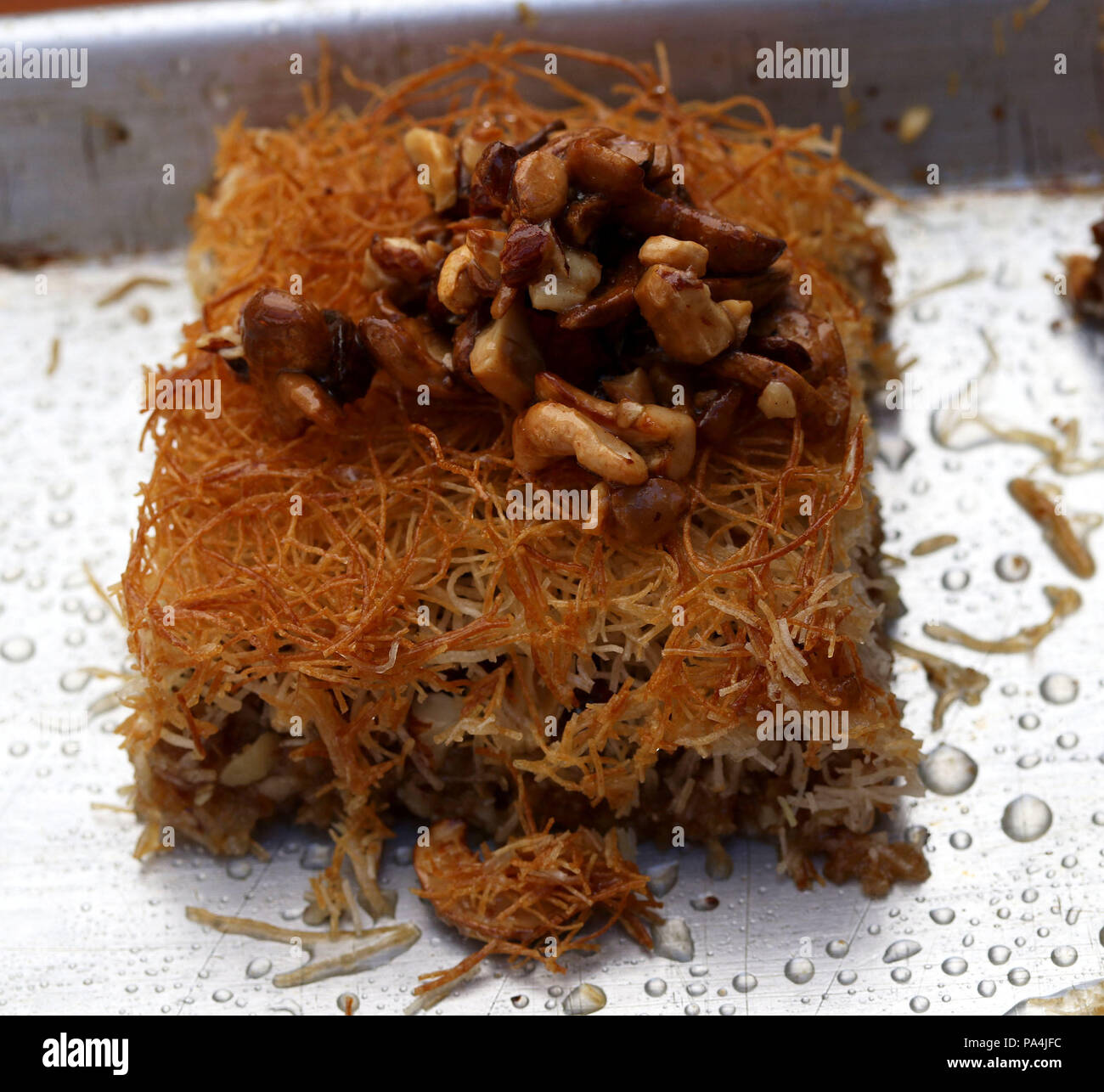 Kanafeh, un Palestinien dessert à base de pâte comme des nouilles et avec les écrous en couches Banque D'Images