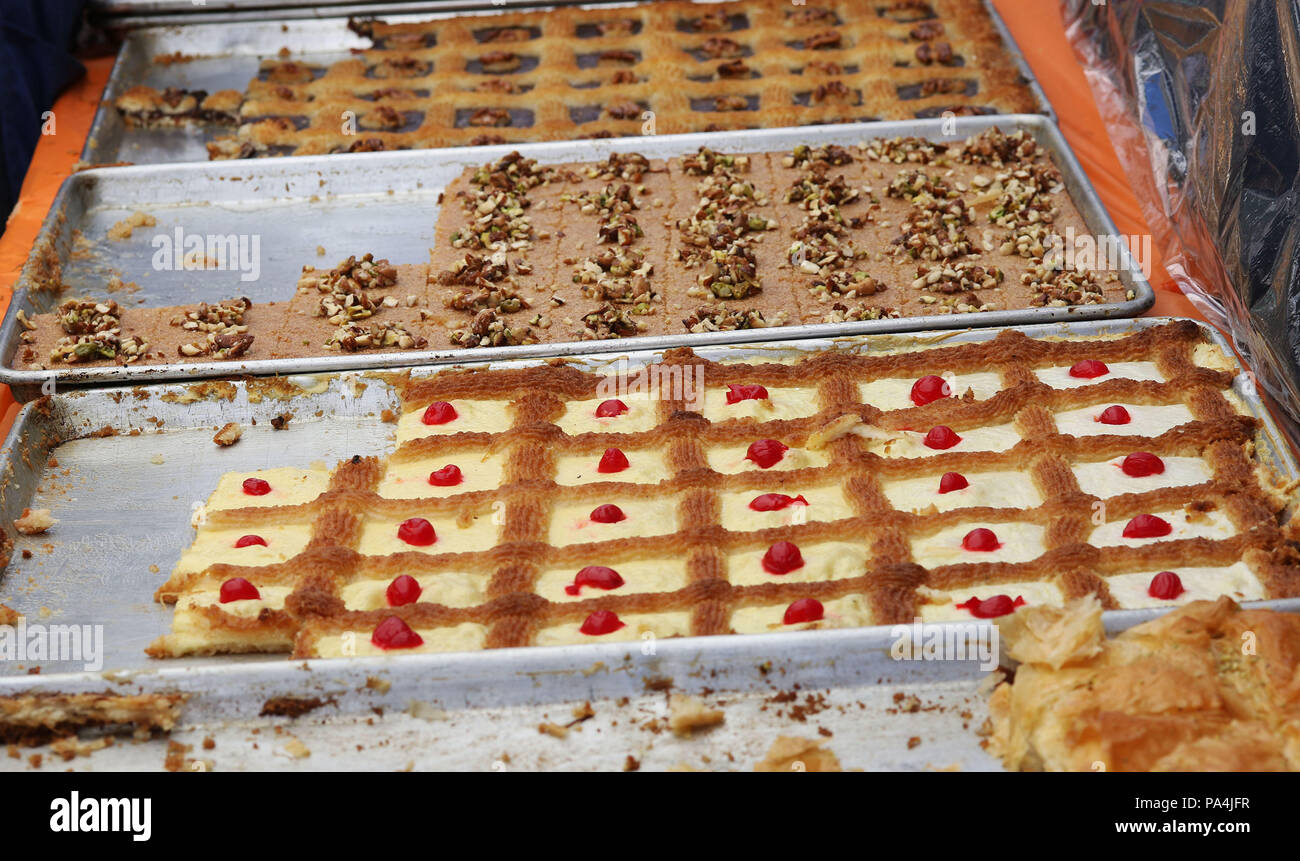 Dessert à base de crème anglaise arabe, la noix de coco et à la fraise aussi connu sous le nom de Queen's Honey Banque D'Images
