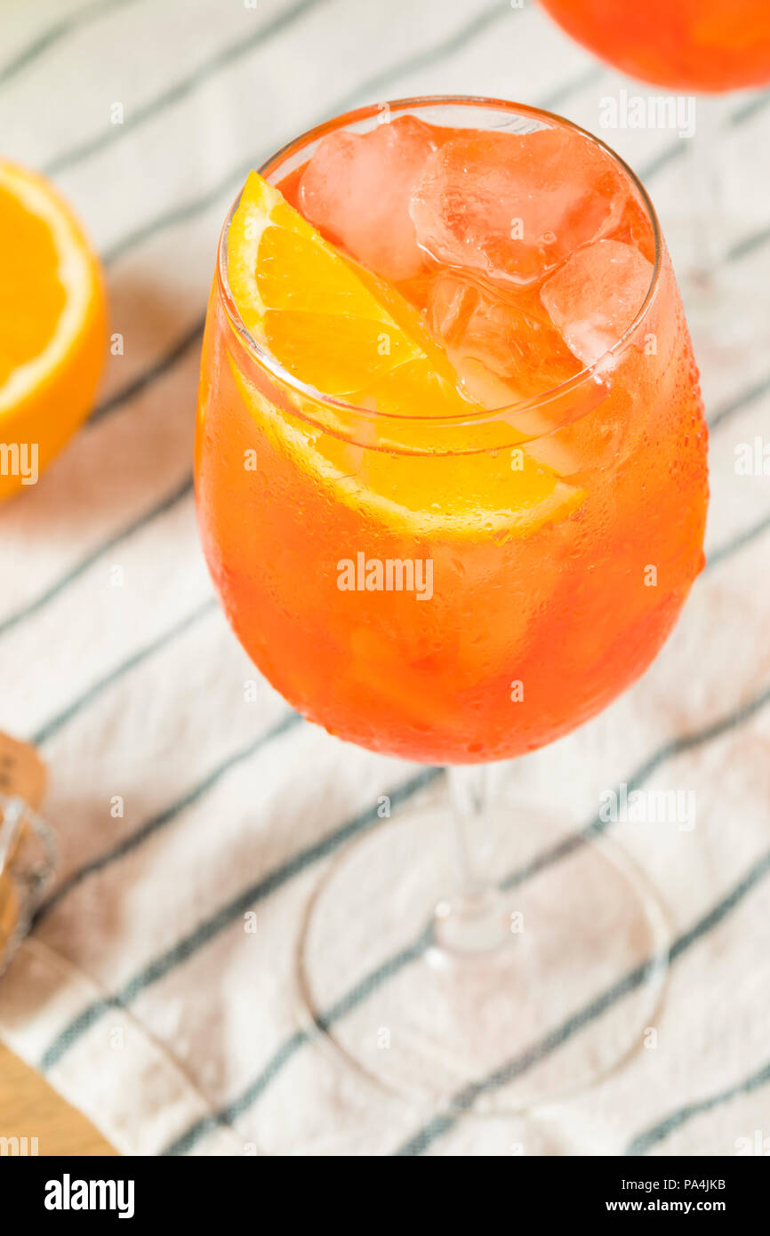 Boissons Aperol Spritz avec champagne et des oranges Banque D'Images