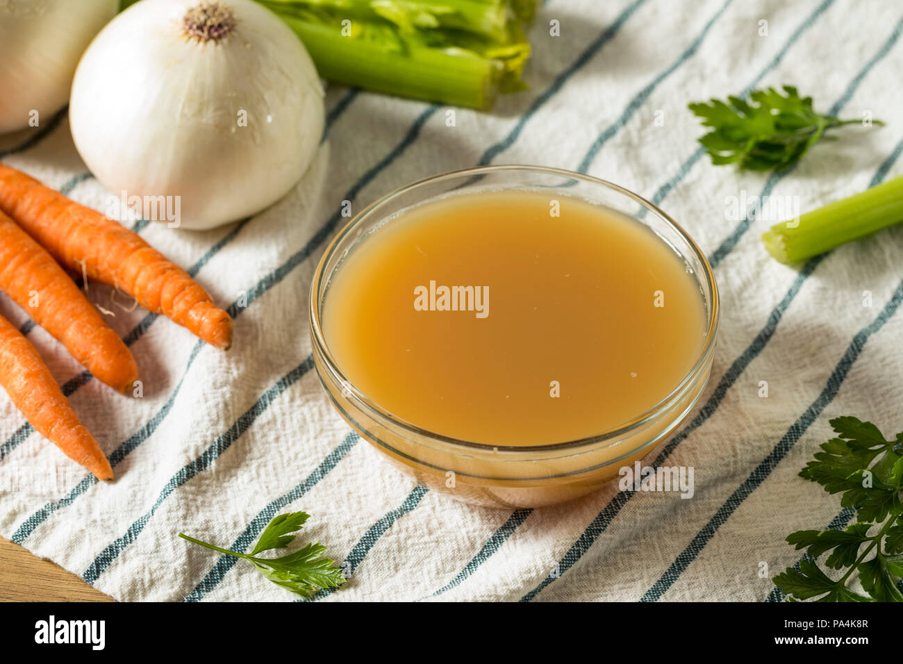 Os de poulet biologique bouillon dans un bol Banque D'Images