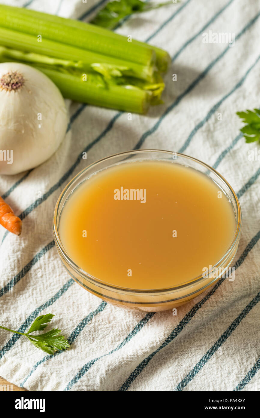 Os de poulet biologique bouillon dans un bol Banque D'Images