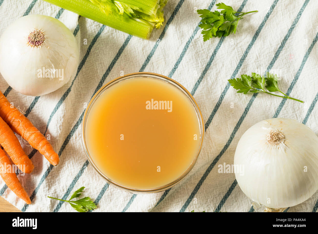 Os de poulet biologique bouillon dans un bol Banque D'Images