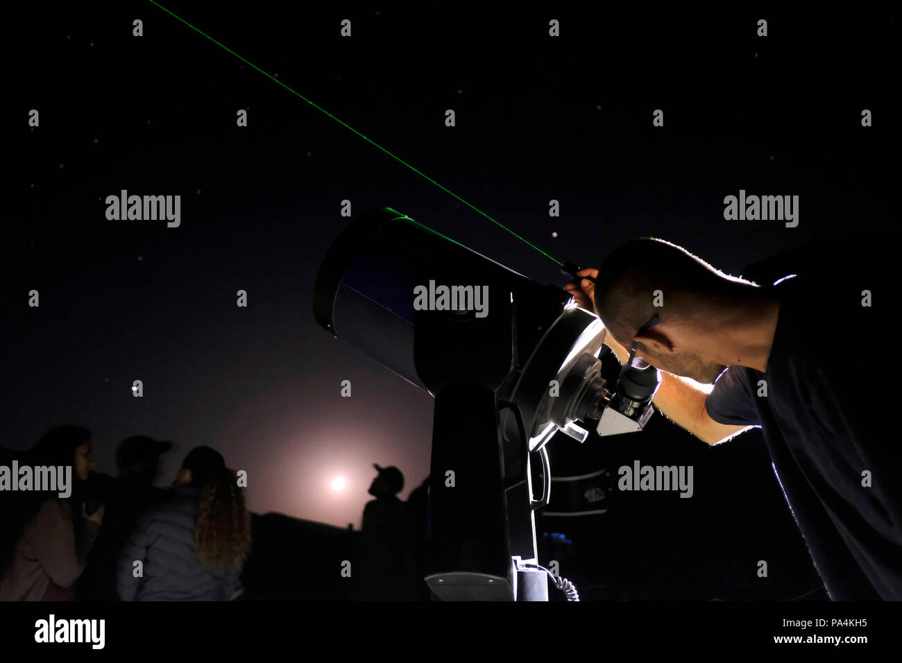 À l'aide d'un astronome amateur tube court-lunette astronomique pour  observer les objets célestes dans le ciel de Be'erot situé dans Camping  Makhtesh Ramon cratère dans le désert du Neguev dans le sud
