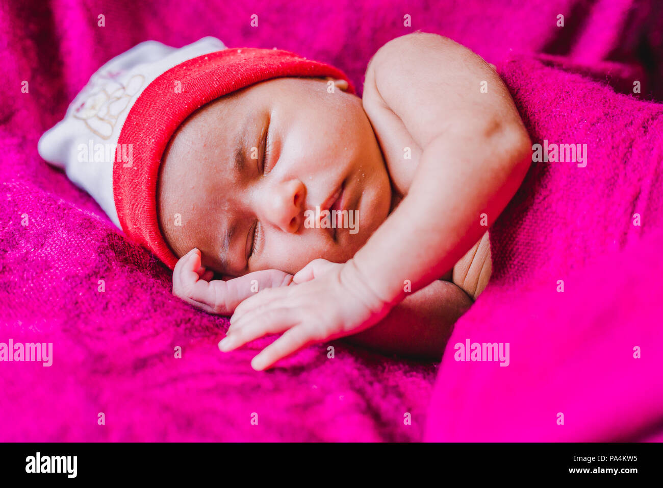 Closeup Portrait Of A Beau Dormir Bebe Nouveau Ne Nouveau Ne Sommeil Bebe Fille Asiatique Bebe Fille Nepalaise Photo Stock Alamy