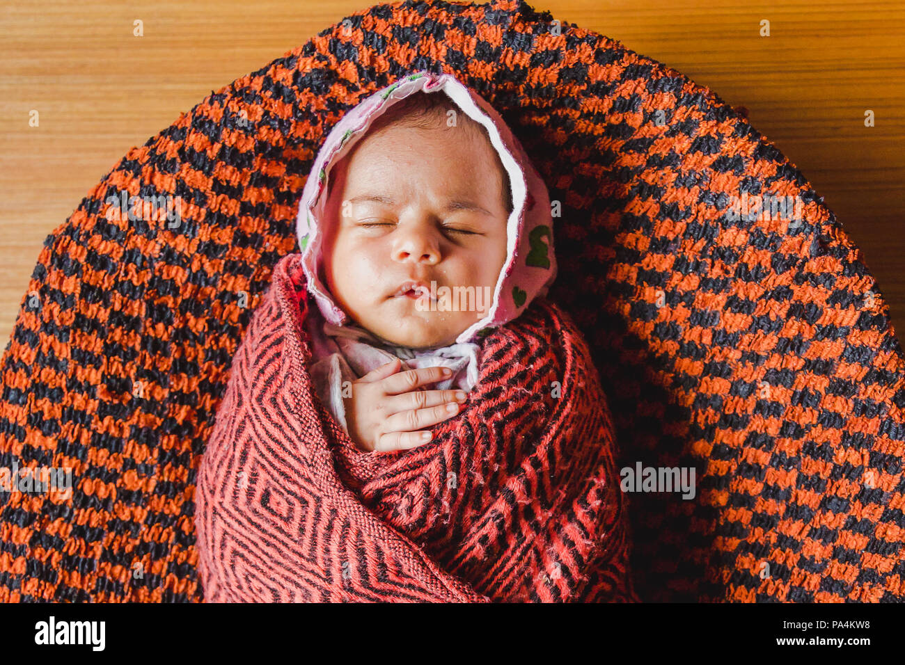 Closeup Portrait Of A Beau Dormir Bebe Nouveau Ne Nouveau Ne Sommeil Bebe Fille Asiatique Bebe Fille Nepalaise Photo Stock Alamy