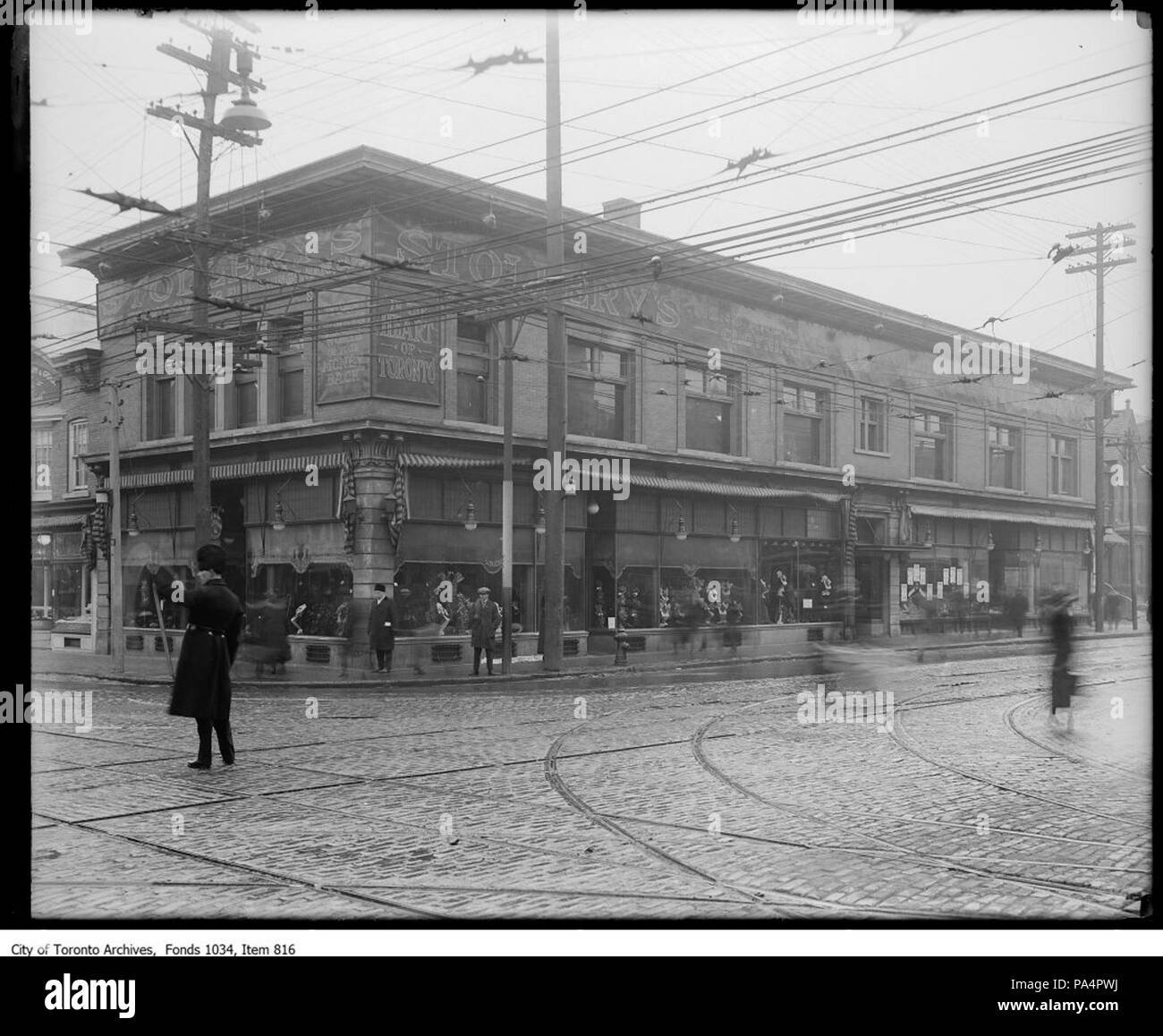 . Anglais : un policier en fourrure busby dirige le trafic au coin de Bloor et Yonge, en face de la Stollery vêtements pour hommes et garçons, avec Humphrey de lampes à arc de gaz s'étendant de la windows . vers 1922 86 un policier en fourrure busby dirige le trafic au coin de Bloor et Yonge, en face de la Stollery Banque D'Images