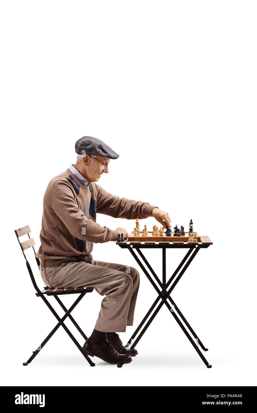 Hauts assis à une table et jouant un jeu d'échecs isolé sur fond blanc Banque D'Images