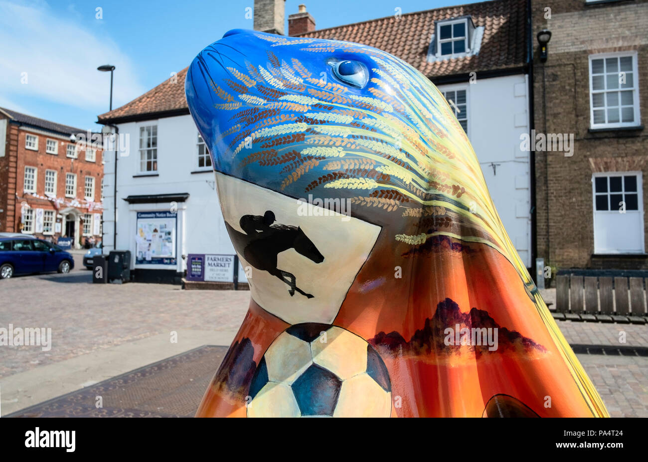 Elizabeth Mary Holmes un lièvre en Fakenham Market Place, North Norfolk, Royaume-Uni. Banque D'Images