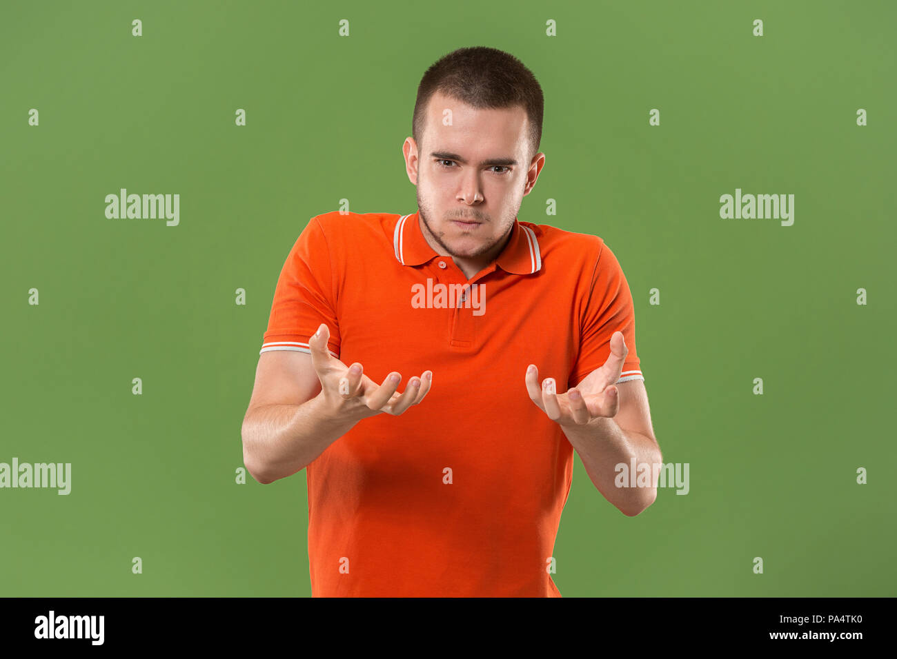 Le jeune homme effrayé et en colère émotionnelle et permanent looking at camera Banque D'Images