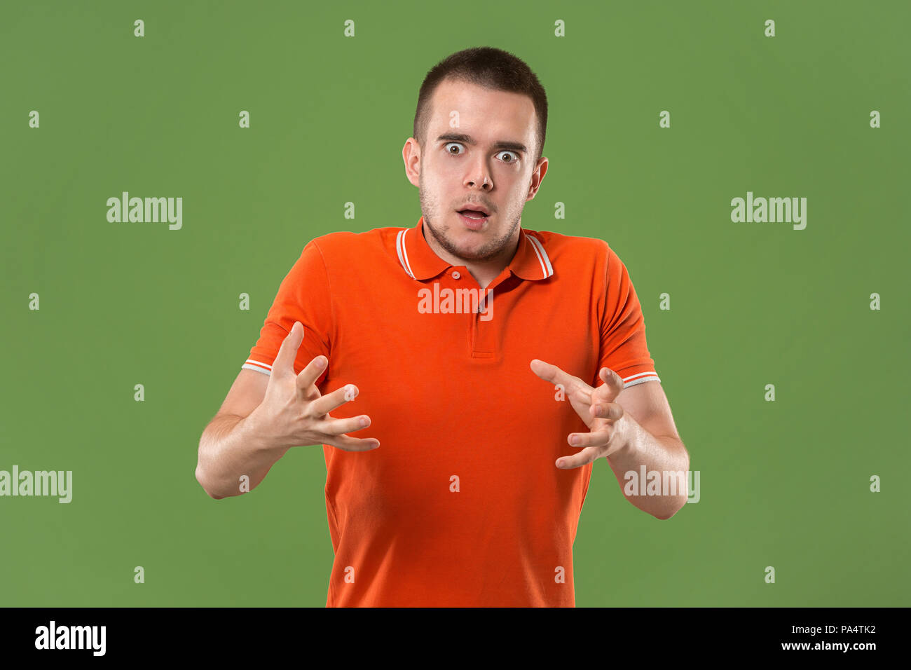 Le jeune homme effrayé et en colère émotionnelle et permanent looking at camera Banque D'Images