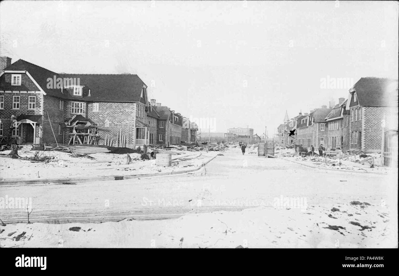 . Français : Carte postale. Construction de maisons sur l'avenue Georges, à Shawinigan. La compagnie Shawinigan Water & Power fait construire les maisons de cette rue entre 1916 et 1918. Les murs de brique sont visibles. Il will be de stuc sewn-two years later. Entre 1916 et 1918 346 Construction de maisons, l'avenue Georges, Shawinigan Banque D'Images