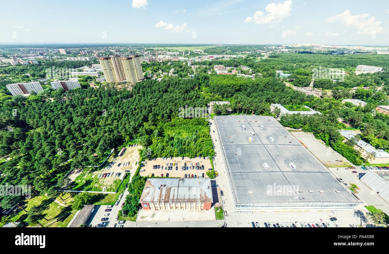 Avec vue sur la ville aérienne croisée des chemins et des routes, les maisons, les bâtiments, les parcs et les terrains de stationnement. Image panoramique d'été ensoleillé Banque D'Images