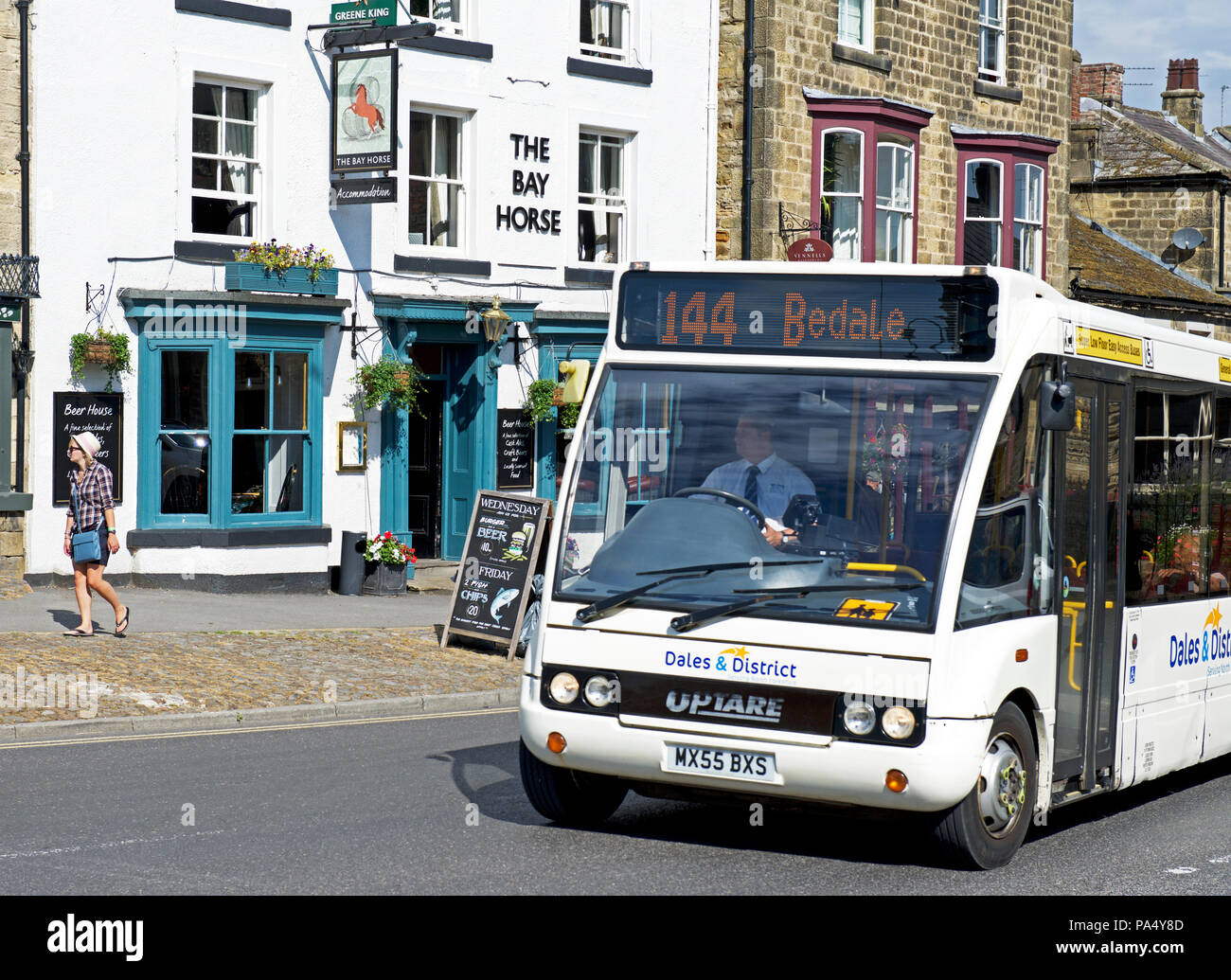 Un autobus qui passe le Bay Horse pub, Masham, North Yorkshire, England UK Banque D'Images