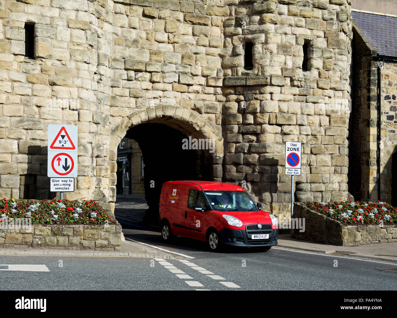 Royal Mail van passant par Bondgate Tower, Alnwick, Northumberland, England UK Banque D'Images
