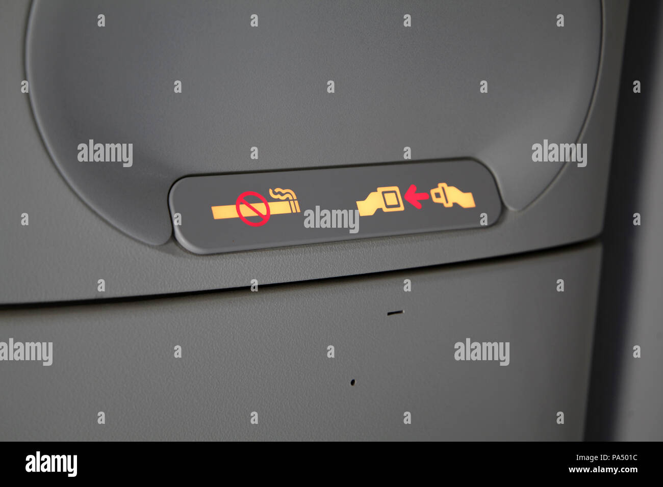 Ne pas fumer et de fixer les ceintures de signe sur un avion de passagers Banque D'Images