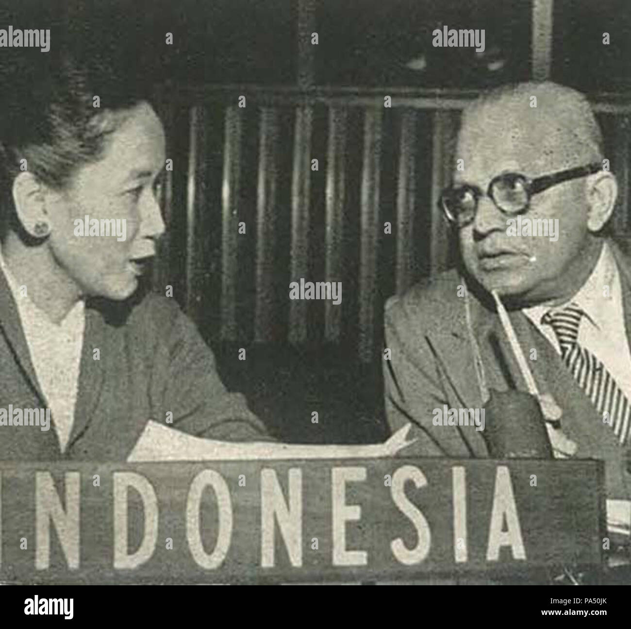 124 délégués indiens et indonésiens parlant, Wanita di Indonésie p76 (Ministère de l'information) Banque D'Images