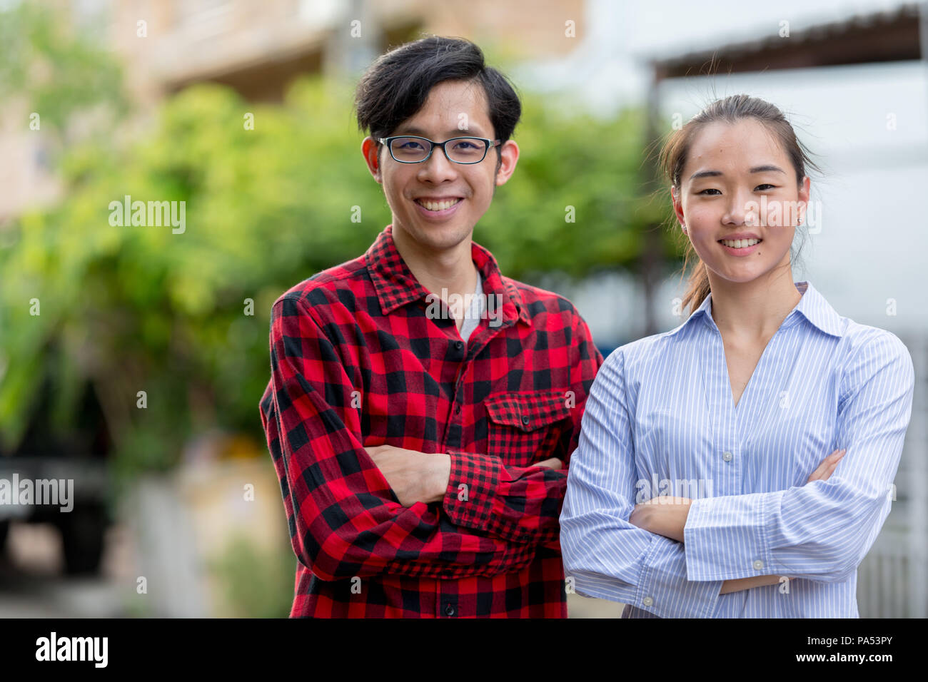 Young happy Asian couple together outdoors Banque D'Images