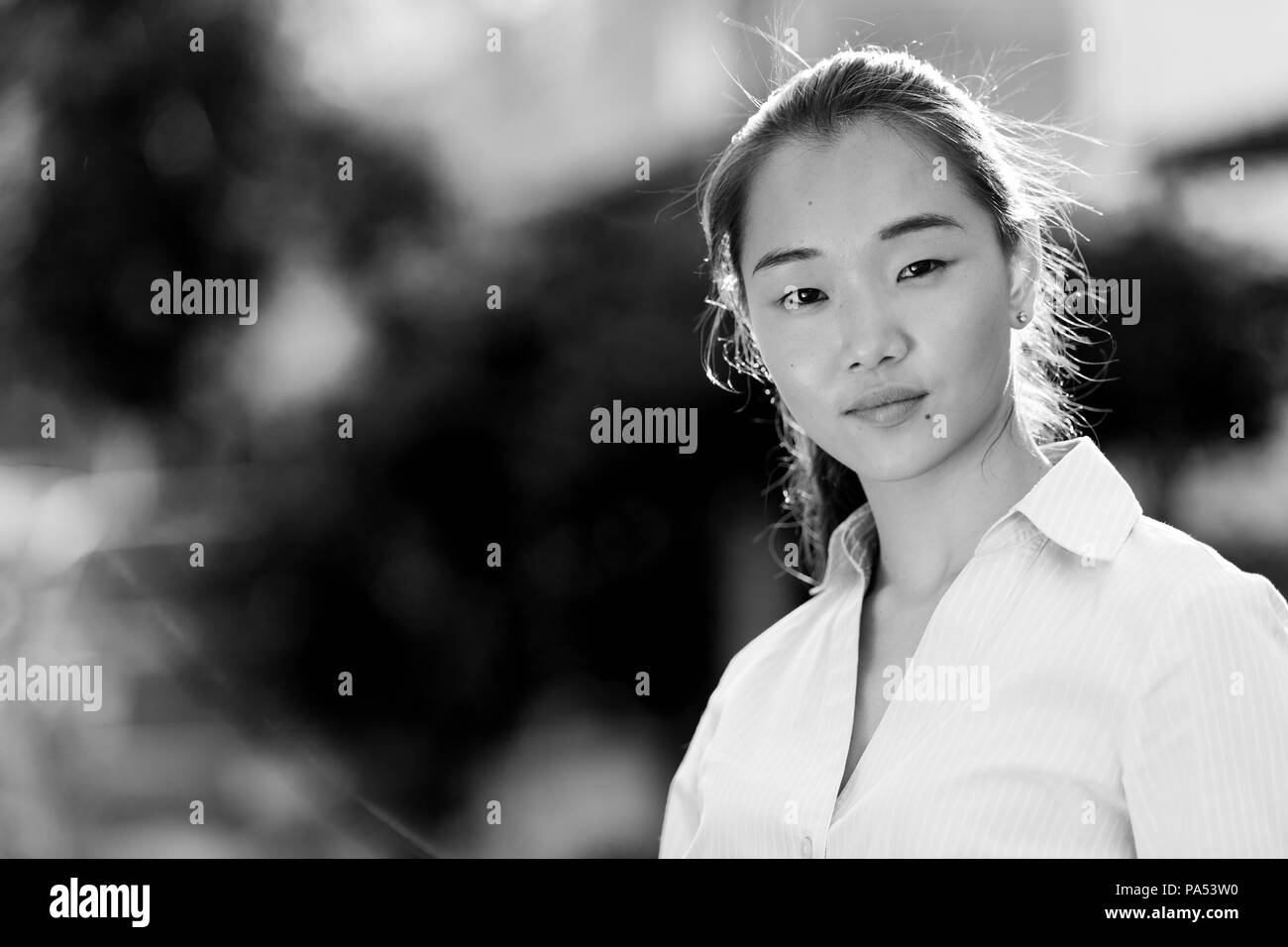 Jeune belle asiatique businesswoman outdoors en noir et blanc Banque D'Images