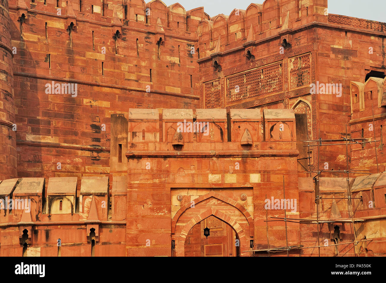 Vue partielle du mur de fortification du Fort d'Agra (Rouge), Agra, Uttar Pradesh, Inde Banque D'Images