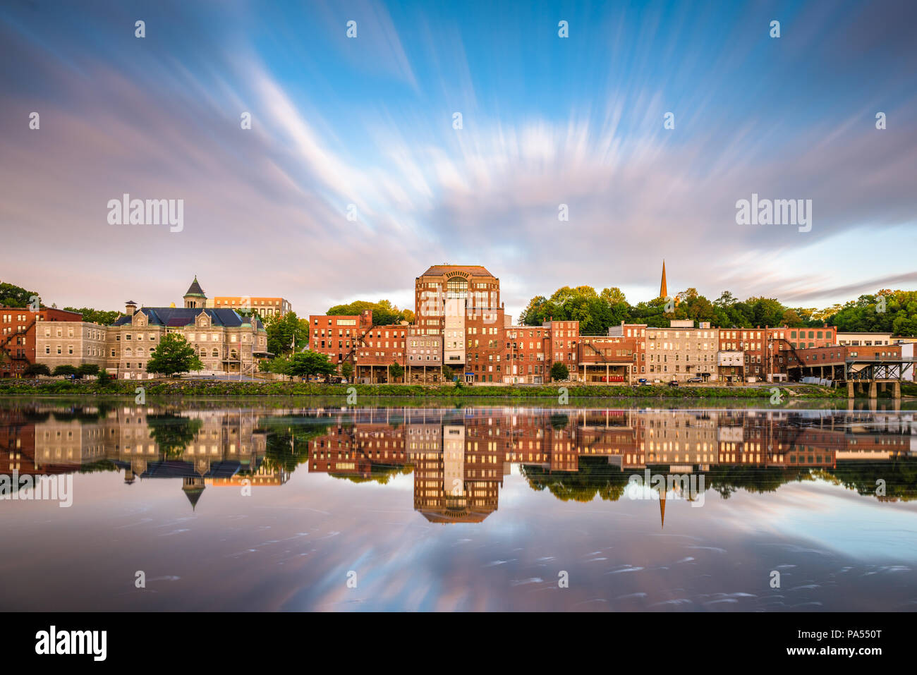 Augusta, Maine, USA, le centre-ville sur la rivière Kennebec. Banque D'Images