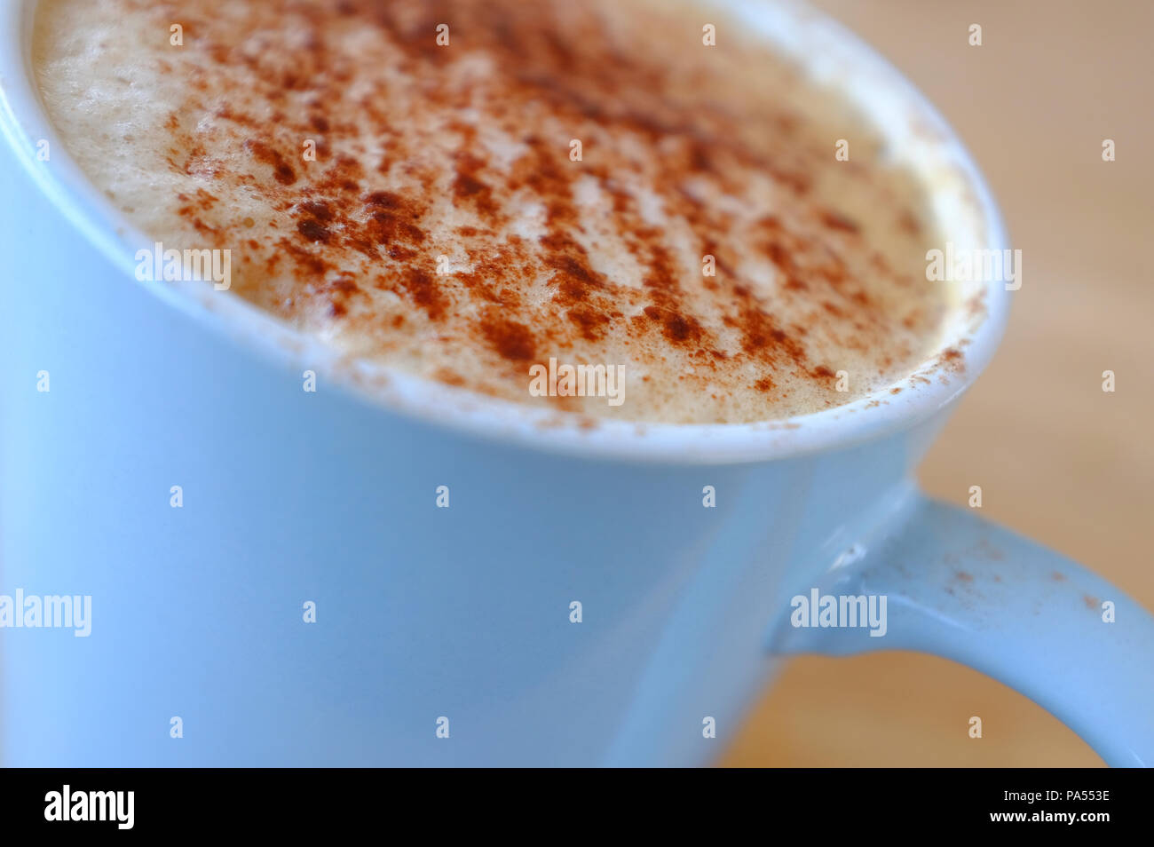 Cappuccino dans bleu mug Banque D'Images