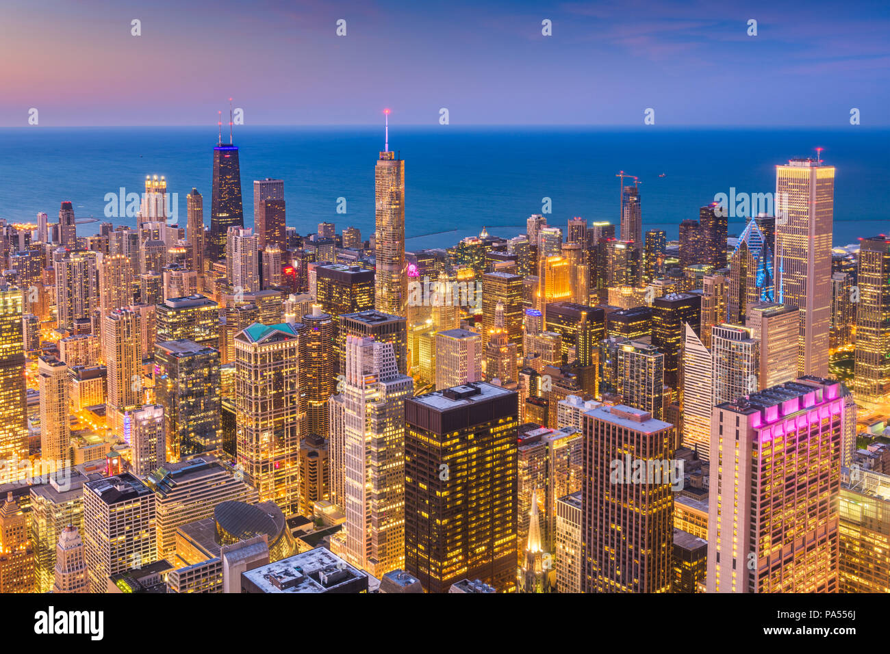 Chicago, Illinois, USA aerial downtown skyline at Dusk, vers le lac Michigan. Banque D'Images