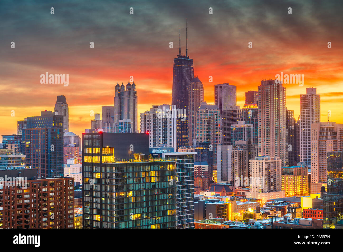 Chicago, Illinois, USA aerial downtown skyline at Dusk, vers le lac Michigan. Banque D'Images