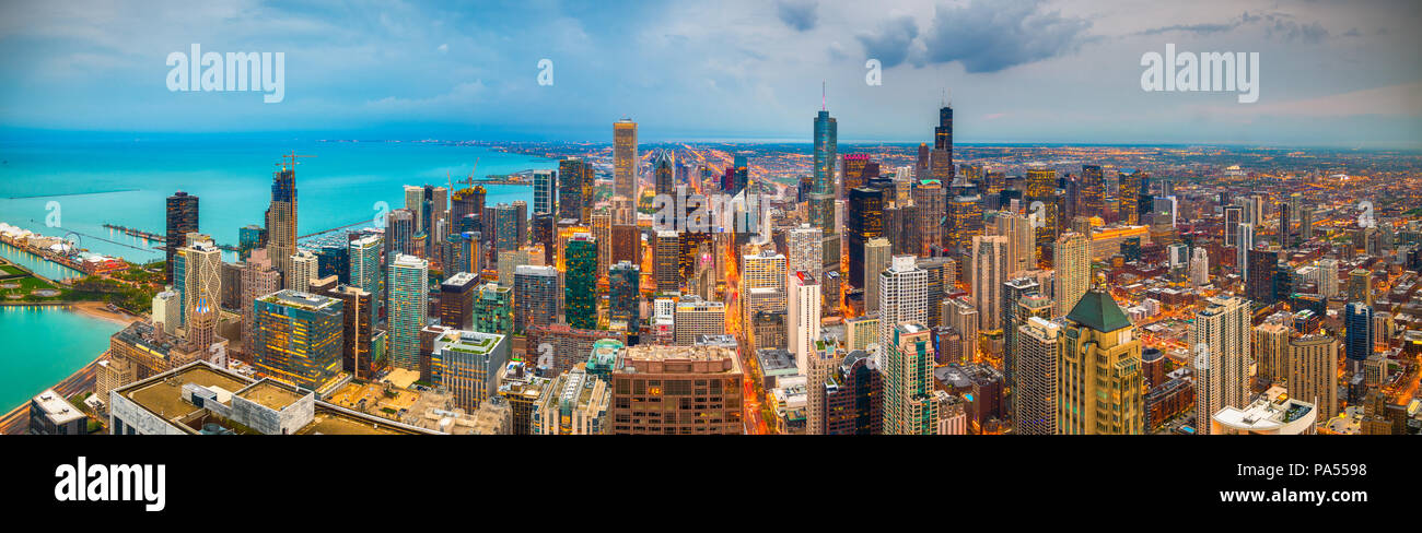 Chicago, Illinois, USA aerial downtown skyline at Dusk, vers le lac Michigan. Banque D'Images